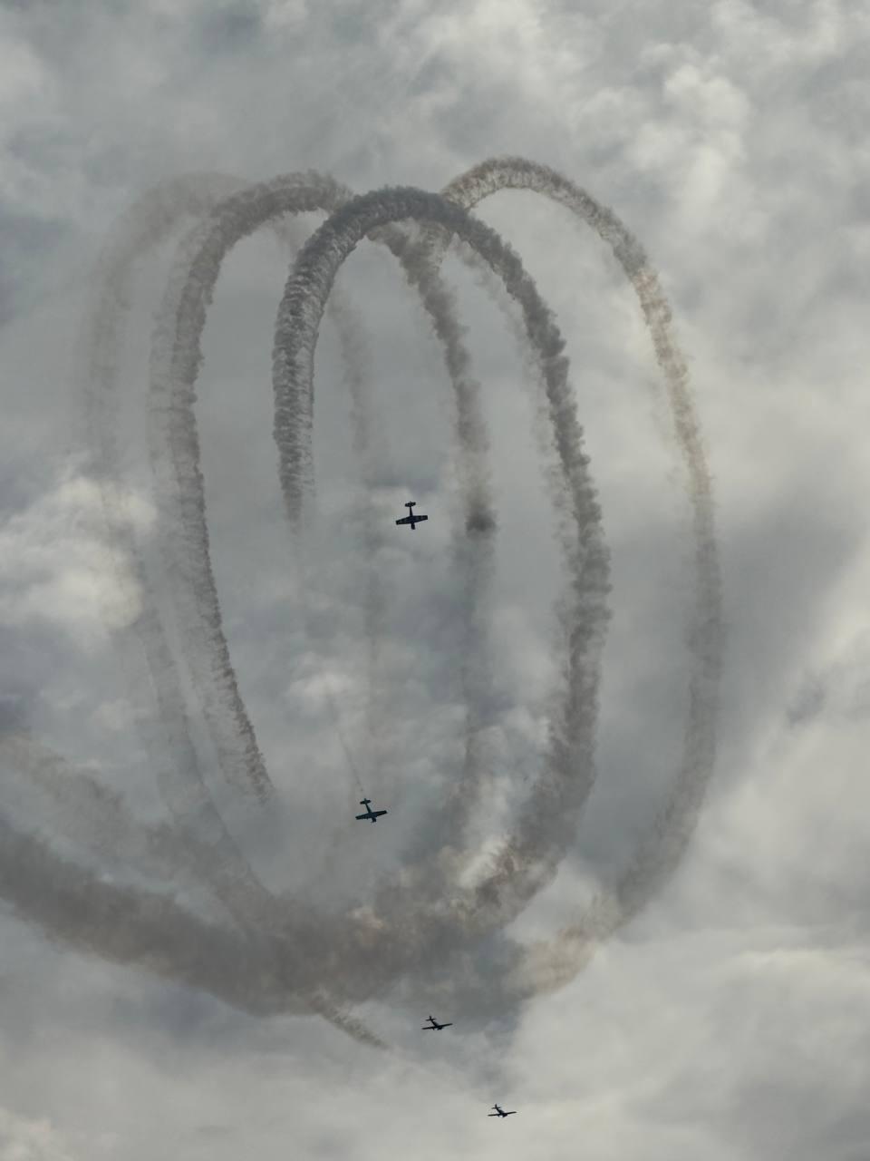 Фото В Новосибирске завершилось грандиозное авиашоу: завораживающие кадры самолётов и вертолётов в небе 28